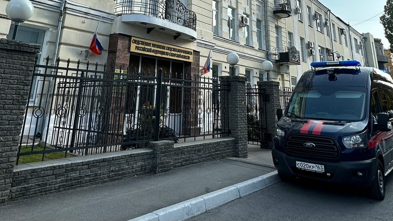 Двое мужчин блокировали автобус и вели себя агр...