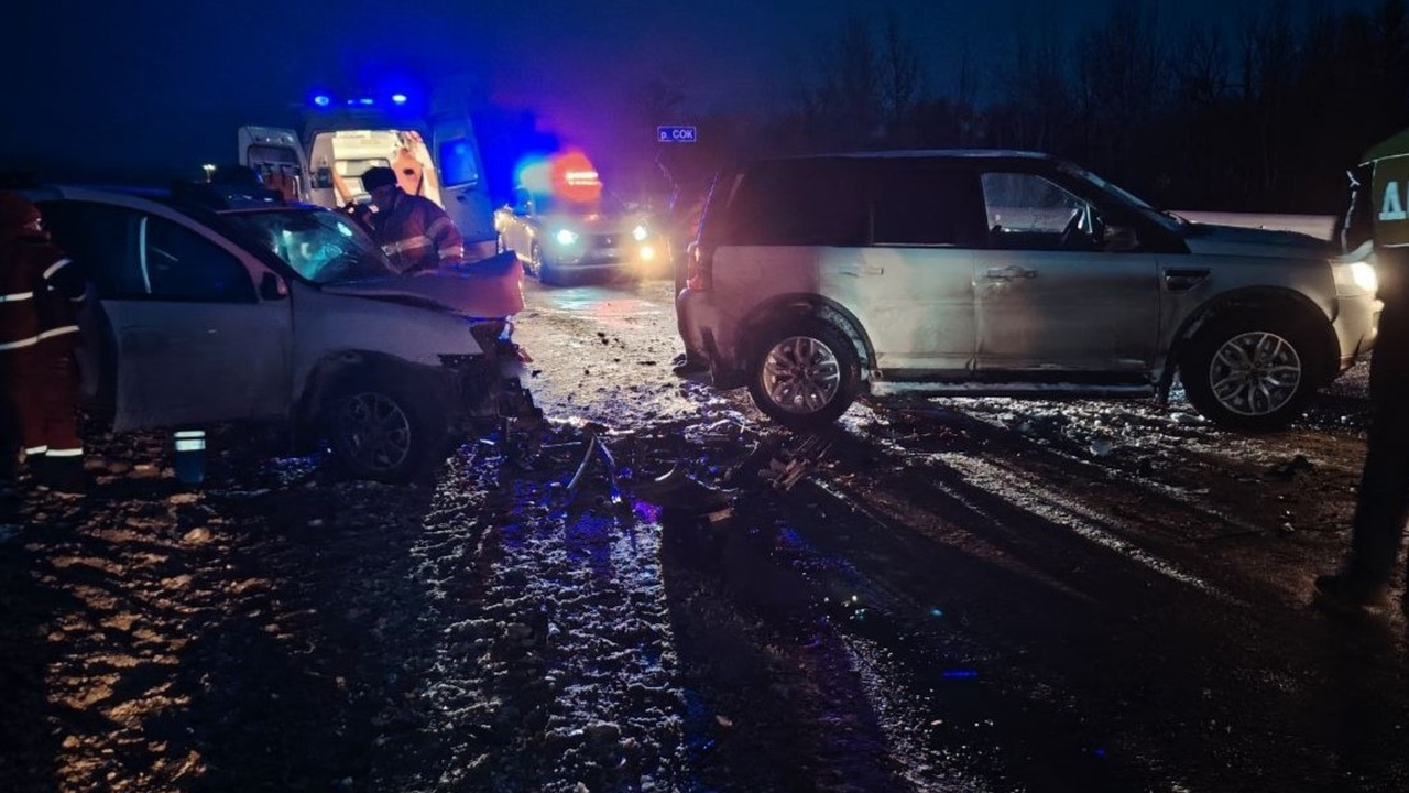 В Красноярском районе столкнулись три машины: двое погибших и трое пострадавших На месте аварии работали полицейские, спасатели...