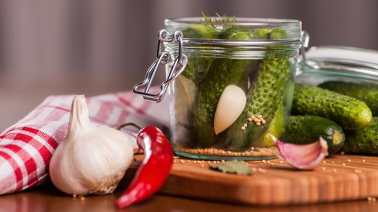 Опубликован вкуснейший рецепт засолки хрустящих огурцов: простой и быстрый способ Опубликован вкуснейший рецепт засолки хрустящих...