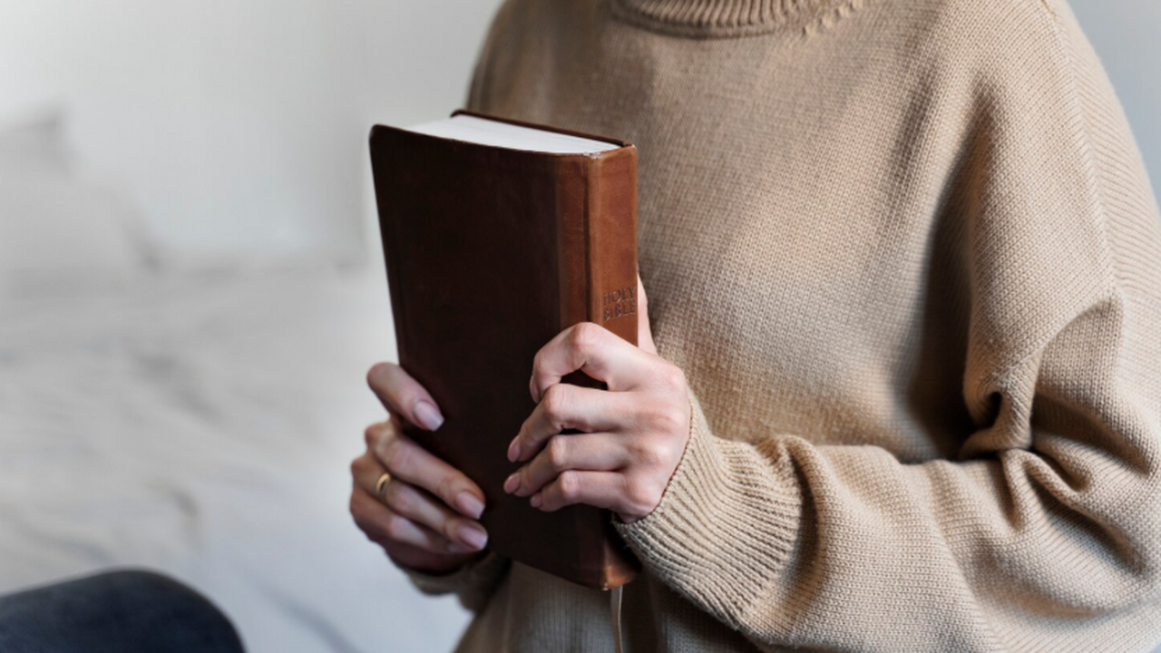 Отец Павел Островский уточнил, в каких местах и настроениях нельзя читать Библию Павел Островский подчеркнул, что важно не тольк...