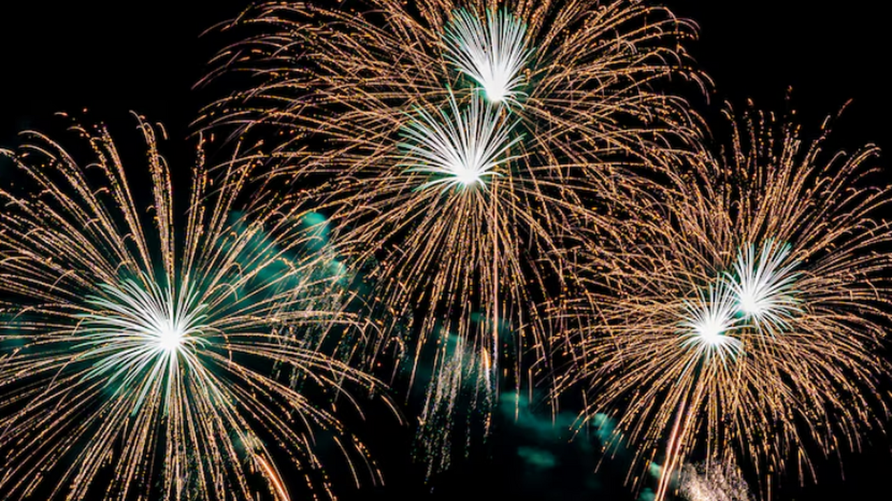 В новогоднюю ночь фейерверки и петарды остаются...