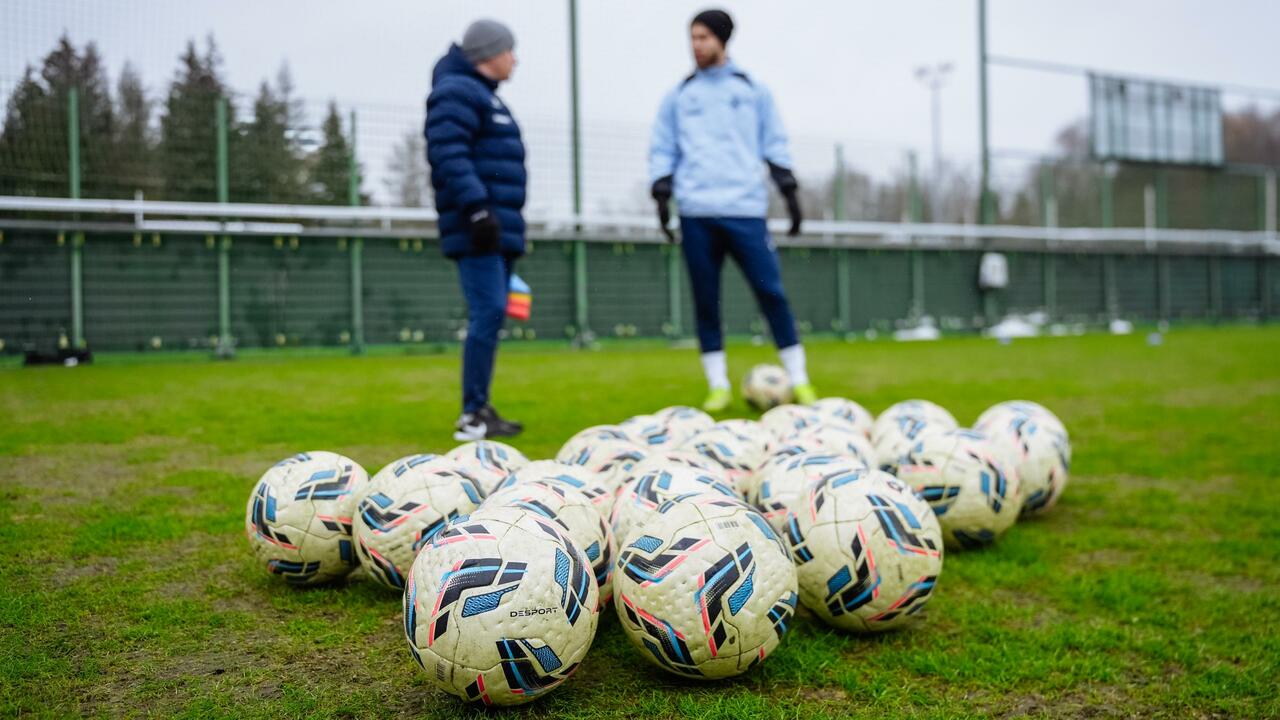 В матче первого тура самарский клуб потерпел по...