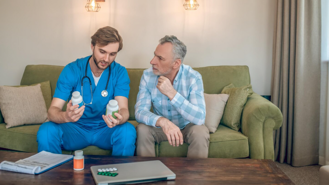 В Приморье ввели единый номер 1300 для записи к врачам и вызова на дом Жителям Приморья предложено вызывать врача на д...