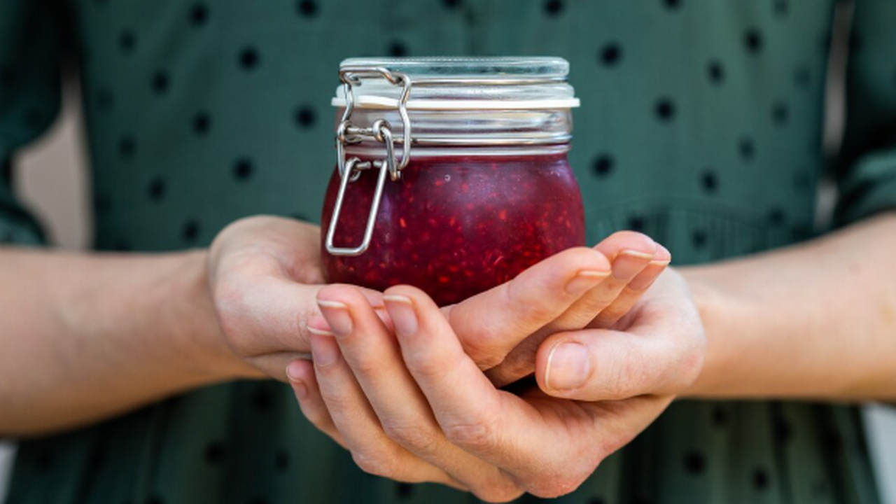 Уже 40 лет делаем именно так: мама научила вкусно и просто заготавливать свеклу на зиму - моя любимая икра Этот рецепт у нас в семье живёт лет 40, не мень...