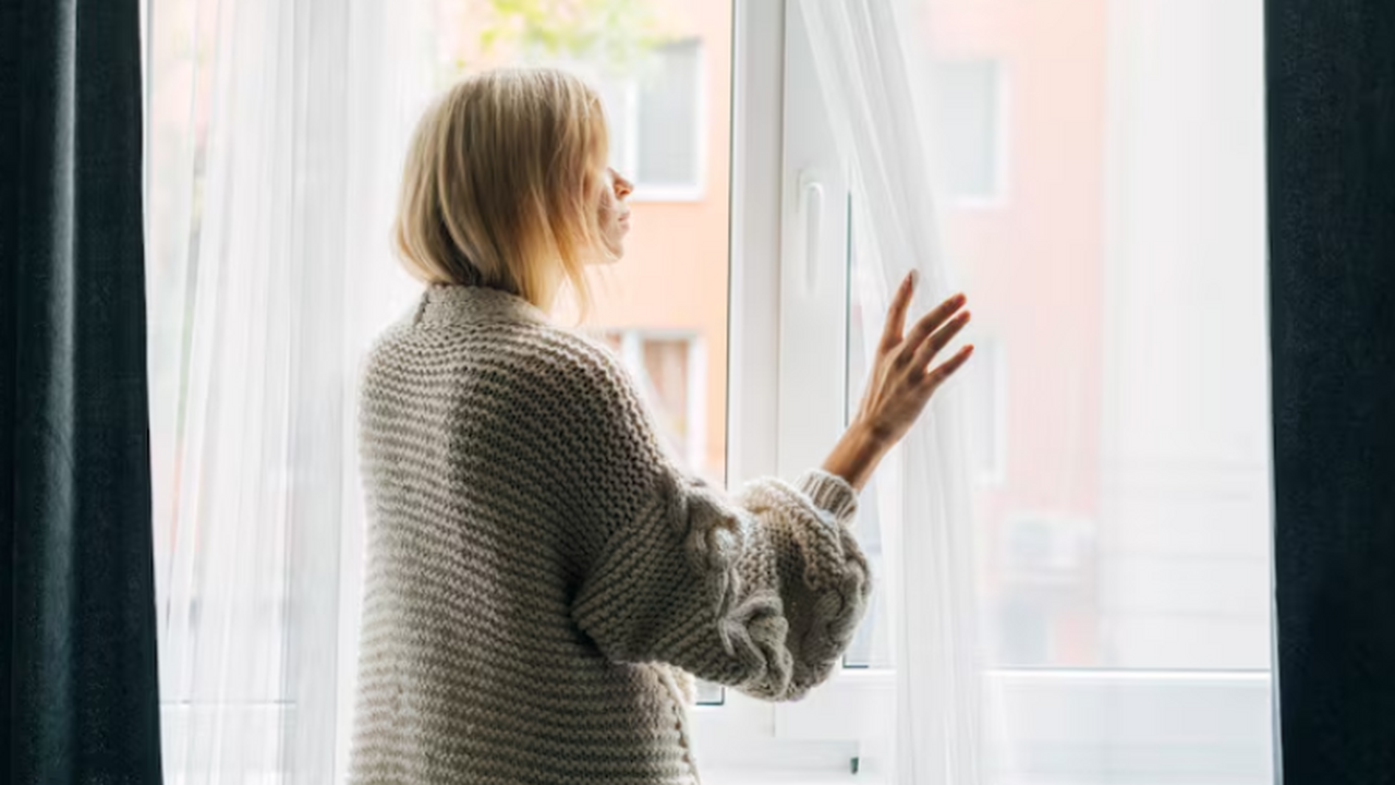 Систематическое наблюдение за соседями через ок...