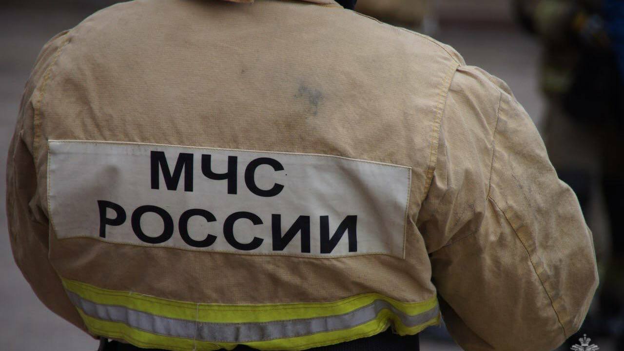 Площадь возгорания составила около 100 квадратн...