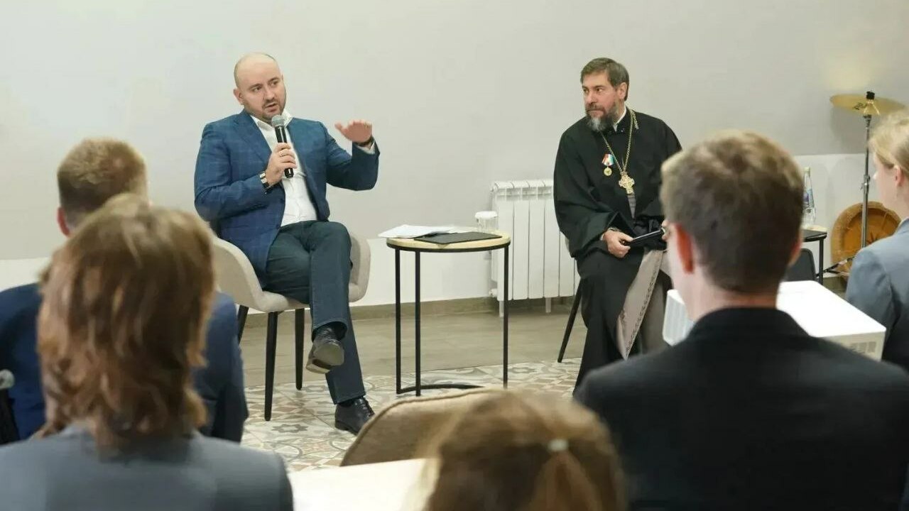 Вячеслав Федорищев провел встречу со студентами Поволжской академии образования и искусств имени Святителя Алексия Сегодня, 11 октября, губернатор Самарской облас...
