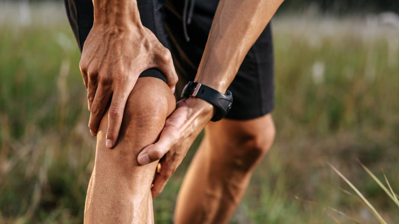 Ходьба и плавание признаны самым эффективным способом снизить боль в коленях Аэробная активность даёт наибольшее снижение бо...