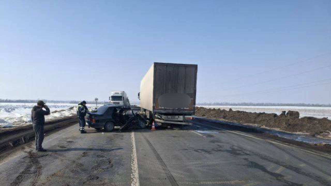 Произошло столкновение ВАЗ-2115 и большегруза DAF
