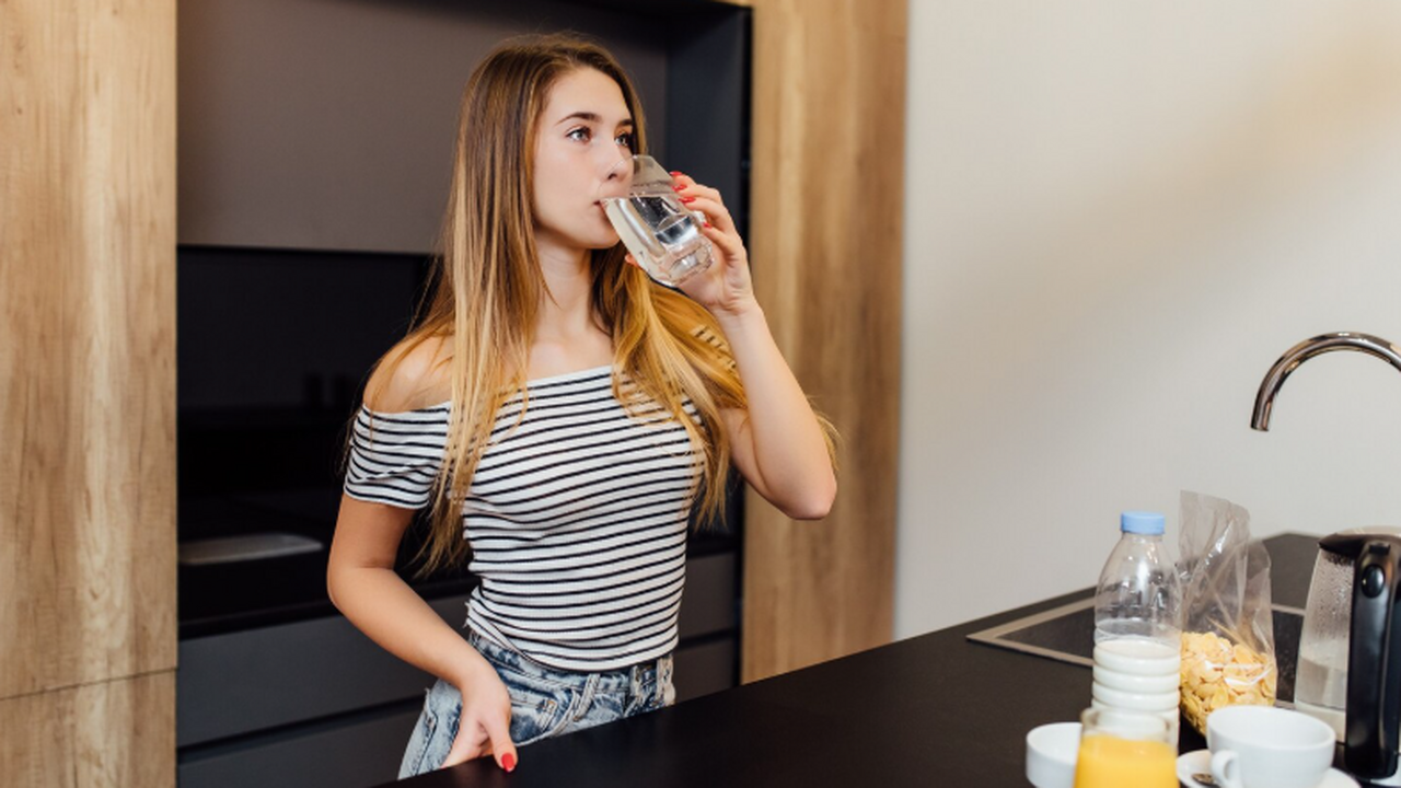 Диетолог Анна Зименская советует пить утром теп...