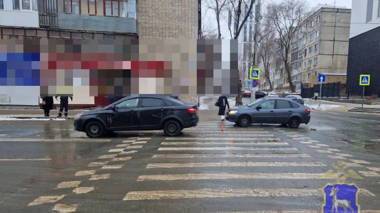 Водитель Lada Vesta сбил 55-летнюю женщину на «зебре» в центре Самары Днём 17 декабря в центре Самары под колёсами ле...