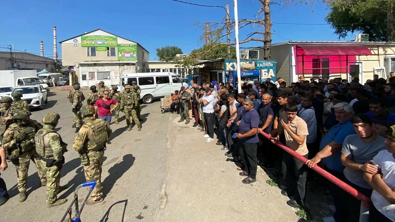 В Самаре силовики проверили 250 мигрантов на овощебазе В Самаре силовики проверили 250 мигрантов на ов...