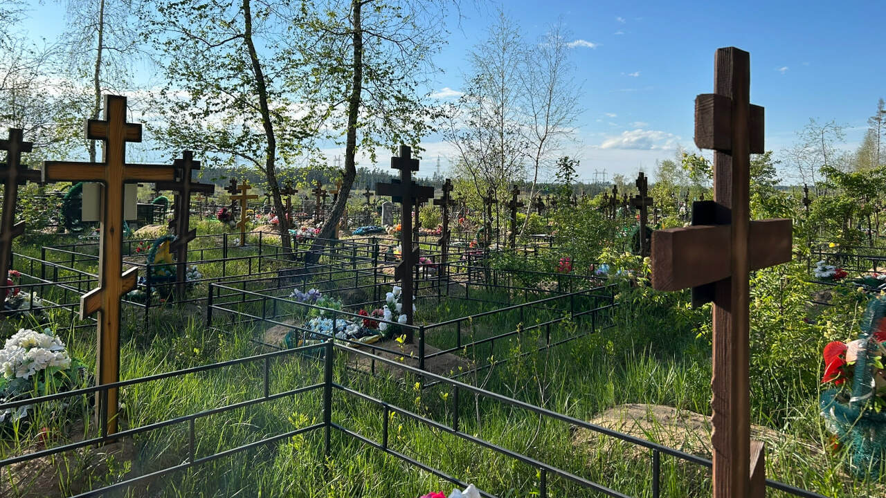 Иеромонах Феодорит: греха в конфетах с могил нет, но брать их не стоит Священник прокомментировал традицию раскладыват...