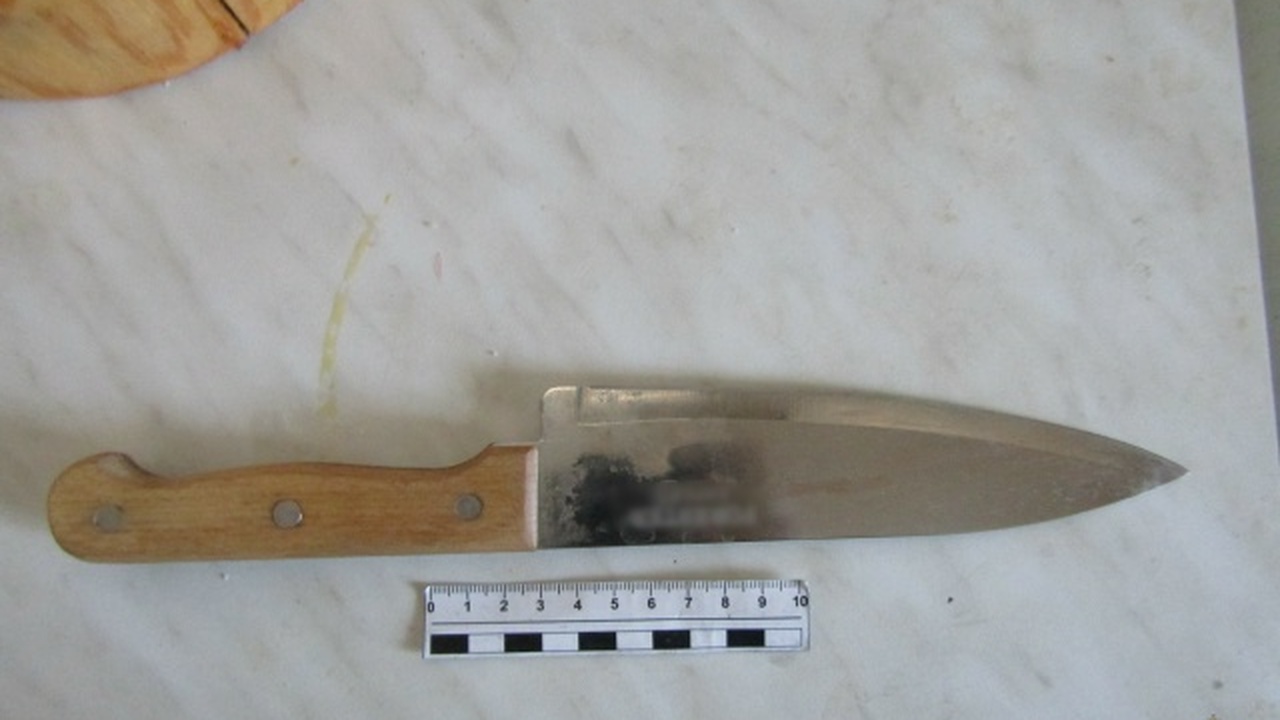 47-летний мужчина нанес ножевые ранения мужу св...