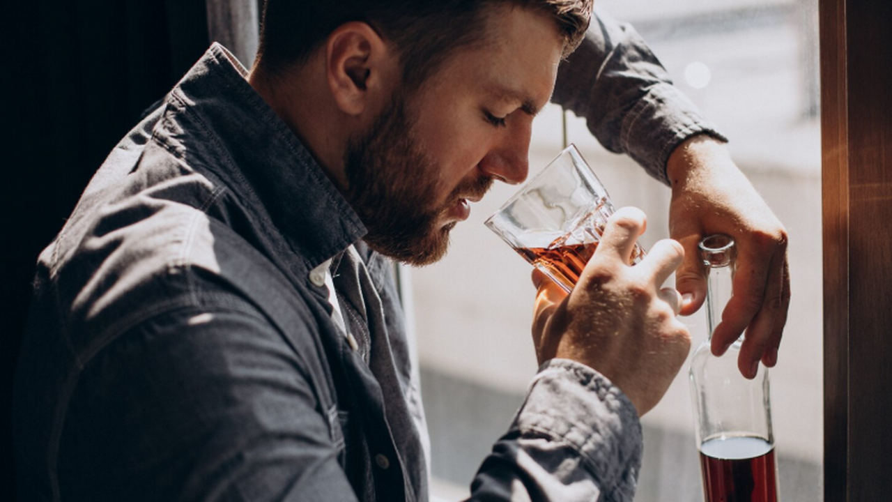 Врач предупредил об угрозе нелегального алкогол...