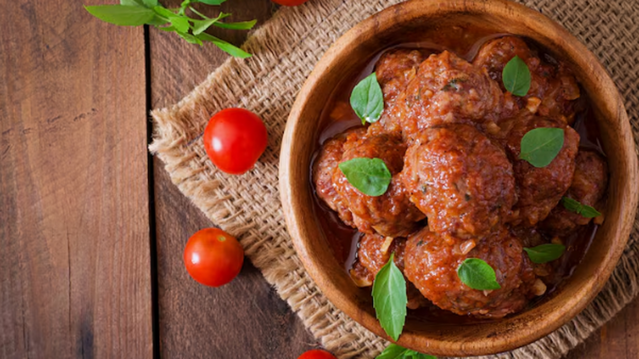 Классика на будний ужин: мясные шарики с рисом,...