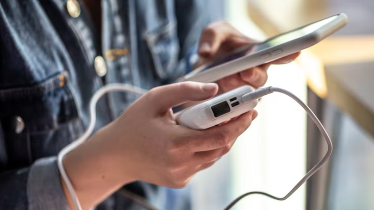 Врачи напомнили, почему зарядка телефона возле воды может стать смертельной При использовании электронных устройств необход...