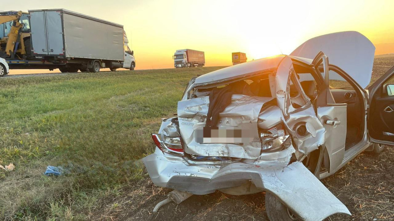 В Самарской области грузовик смял вазовскую лег...