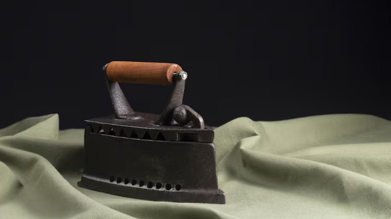 В Акшуатском музее хранится утюг с изображением...