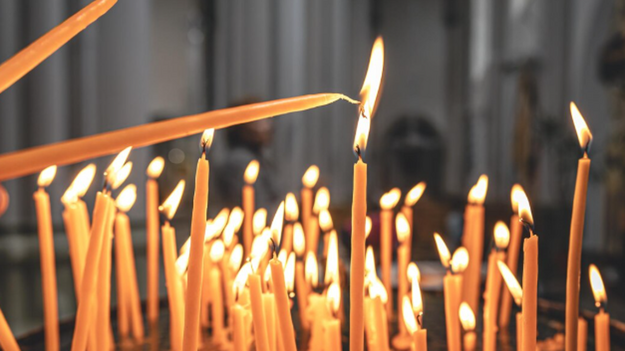 Погасшая свеча у иконы — не знак свыше, напомнил протоиерей Ефанов Верующие иногда воспринимают внезапно погасшую ...