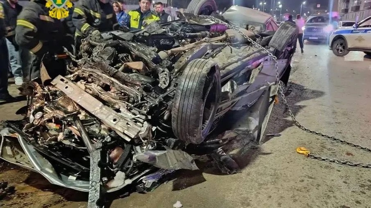 Lexus налетел на ограждение, перевернулся и заг...