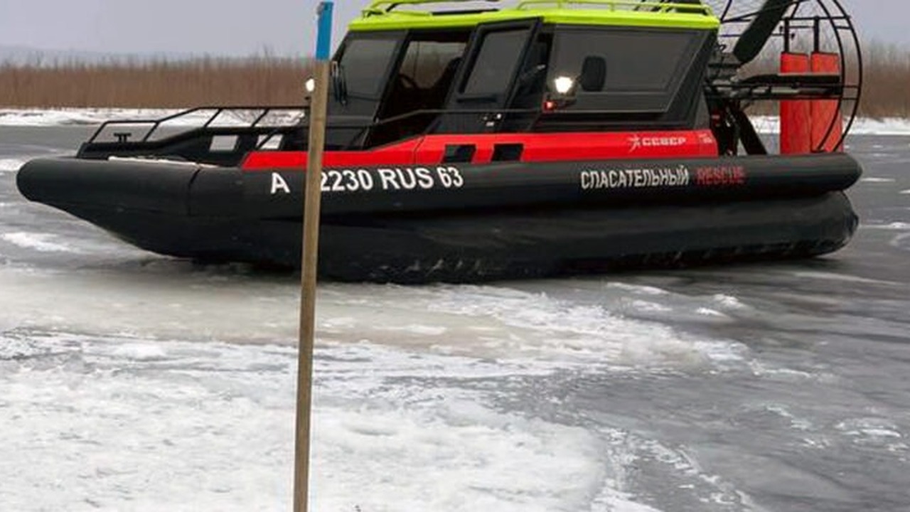 Рыбака эвакуировали с помощью аэроглиссера