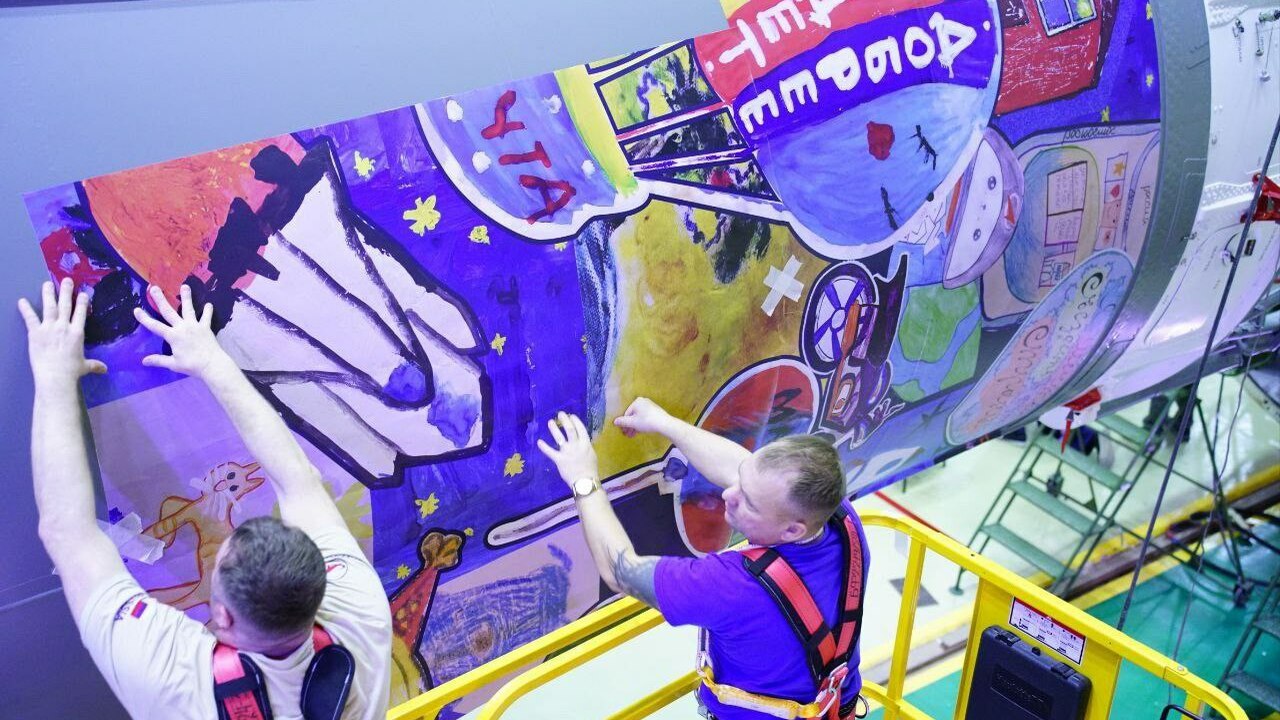 Художественное оформление ракеты выполнено спец...