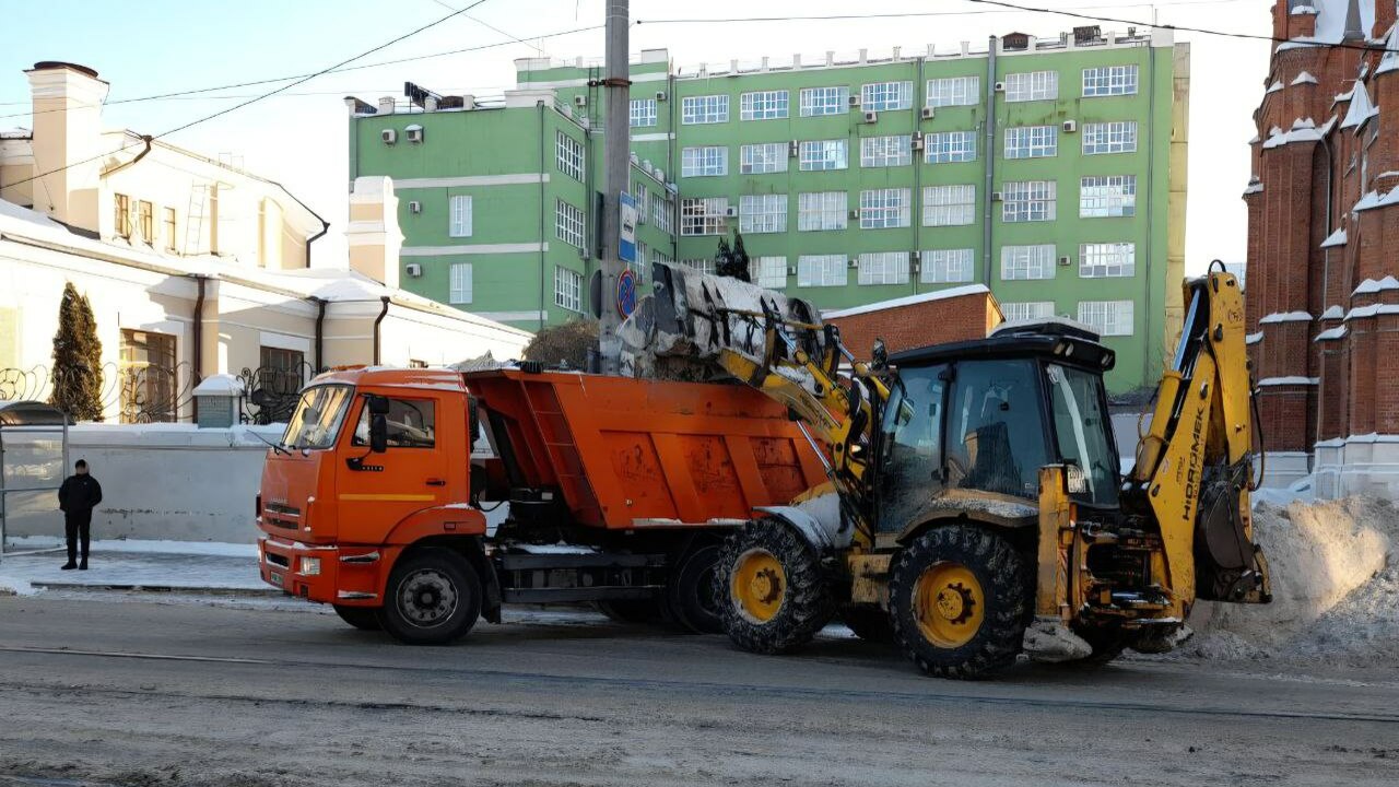Городские службы продолжают работать в усиленно...