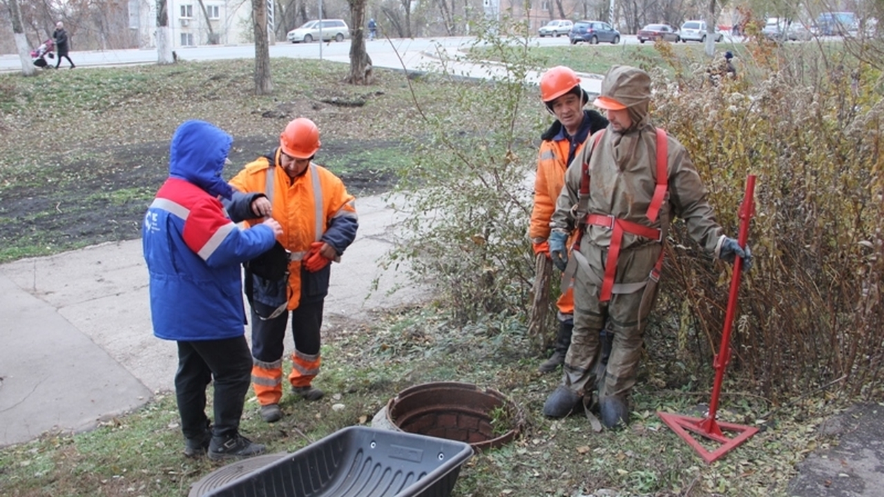Коммунальщики в областной столице вытащили килограммы салфеток из канализации Такие засоры называют "яблочными" из-за обилия ...