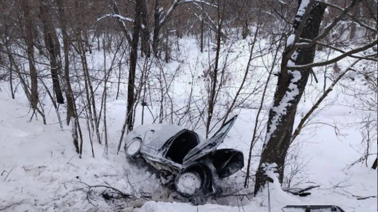 Он не справился с управлением и врезался в дерево