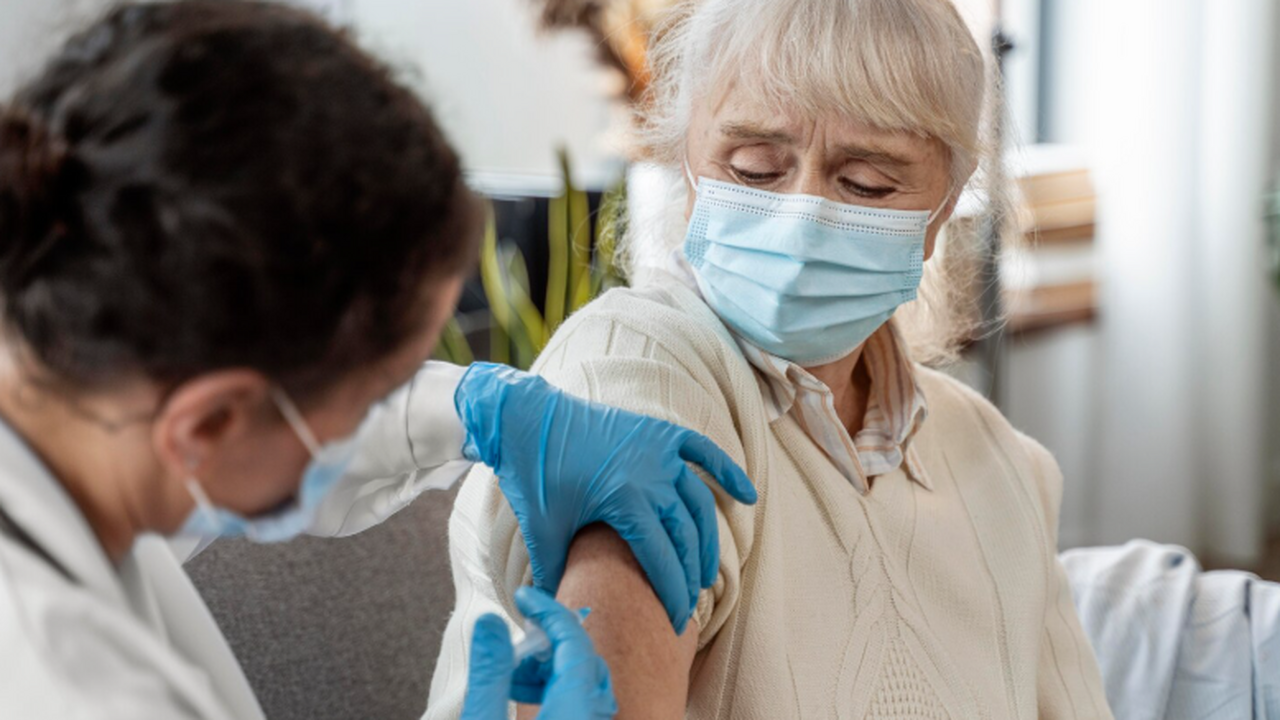 Отставнов предупредил о рисках для здоровья при отказе от гриппозной вакцины Прививку от гриппа можно сделать до начала сезо...