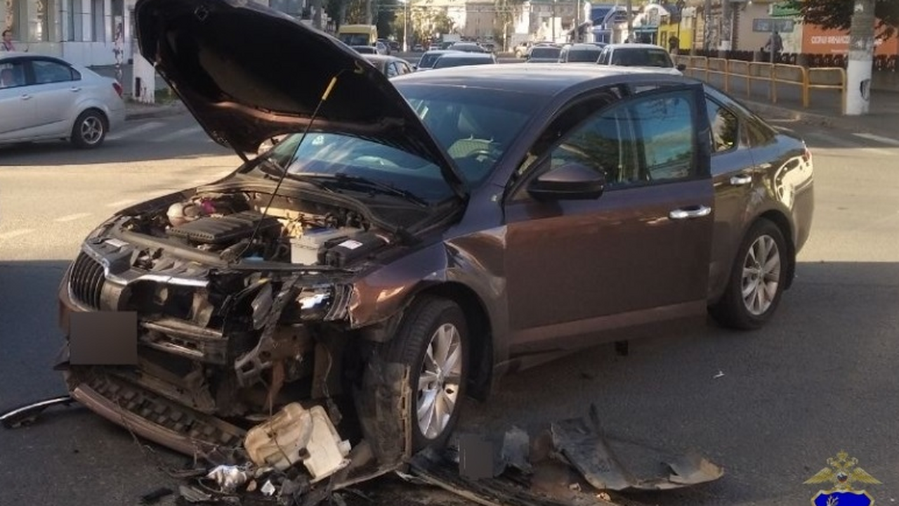 В Тольятти иномарки Skoda и Suzuki не поделили ...