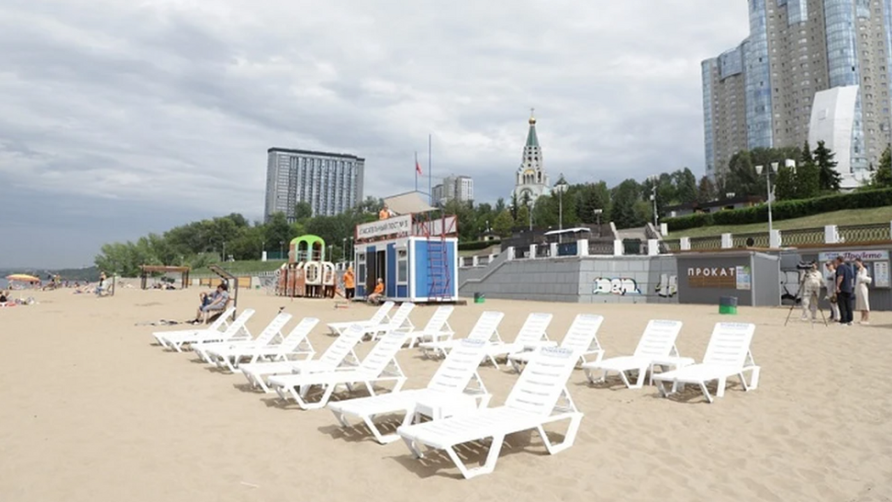 В Самаре разработают правила размещения платных лежаков на городских пляжах Такое решение было принято после появление этой...