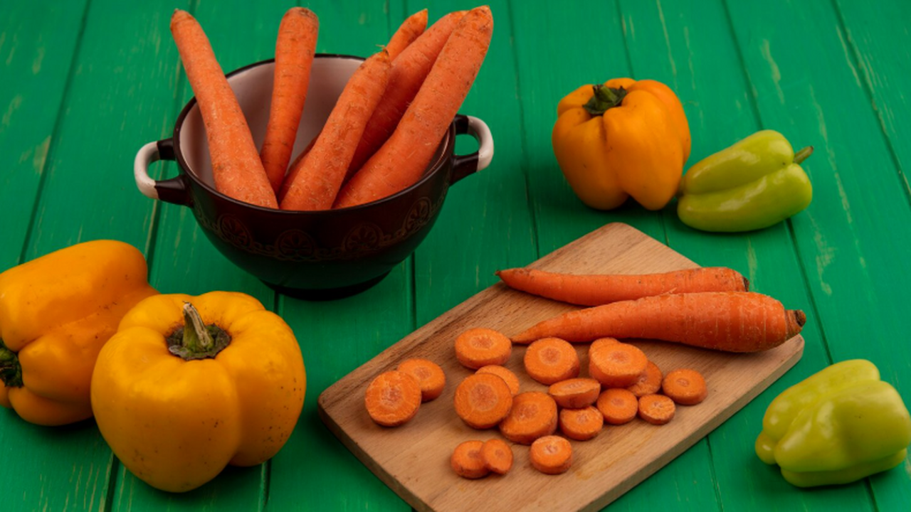 Учёные обнаружили следы лекарств в томатах, моркови и салате при поливе Исследование показало, что томаты, морковь и са...