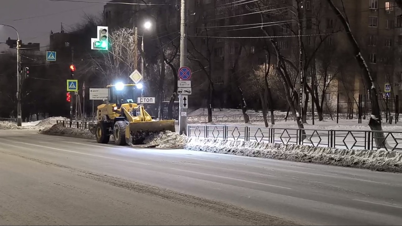 Самару засыпало: коммунальщики вывезли свыше восьми тысяч тонн снега за сутки Дорожная обстановка остается сложной