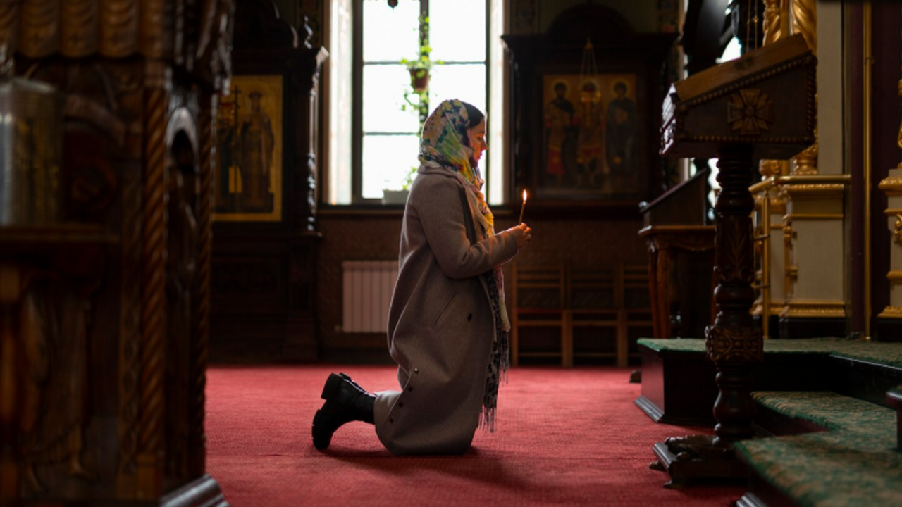 Священники пояснили, что старые иконы нужно сжи...