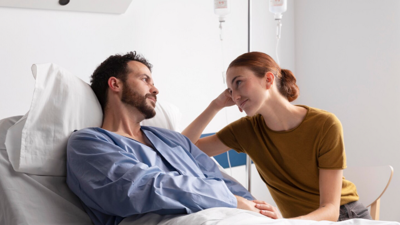 Родственникам разрешат круглосуточно находиться с пациентами с 2026 года Минздрав РФ включил в проект норму о круглосуто...