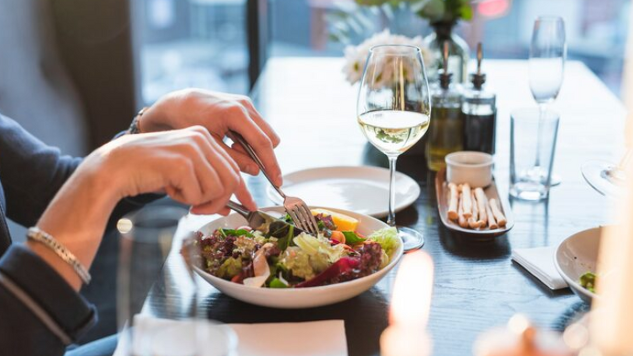 Некоторые абхазские рестораны начали взимать с ...