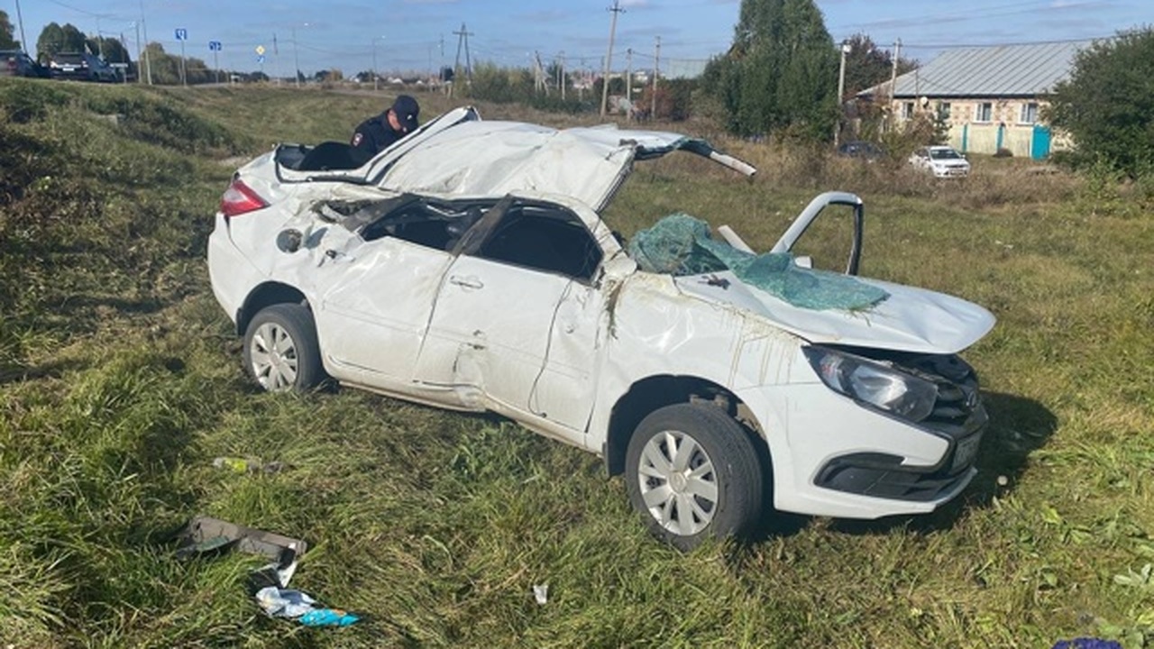 Lada Granta опрокинулась в кювет, водитель погиб