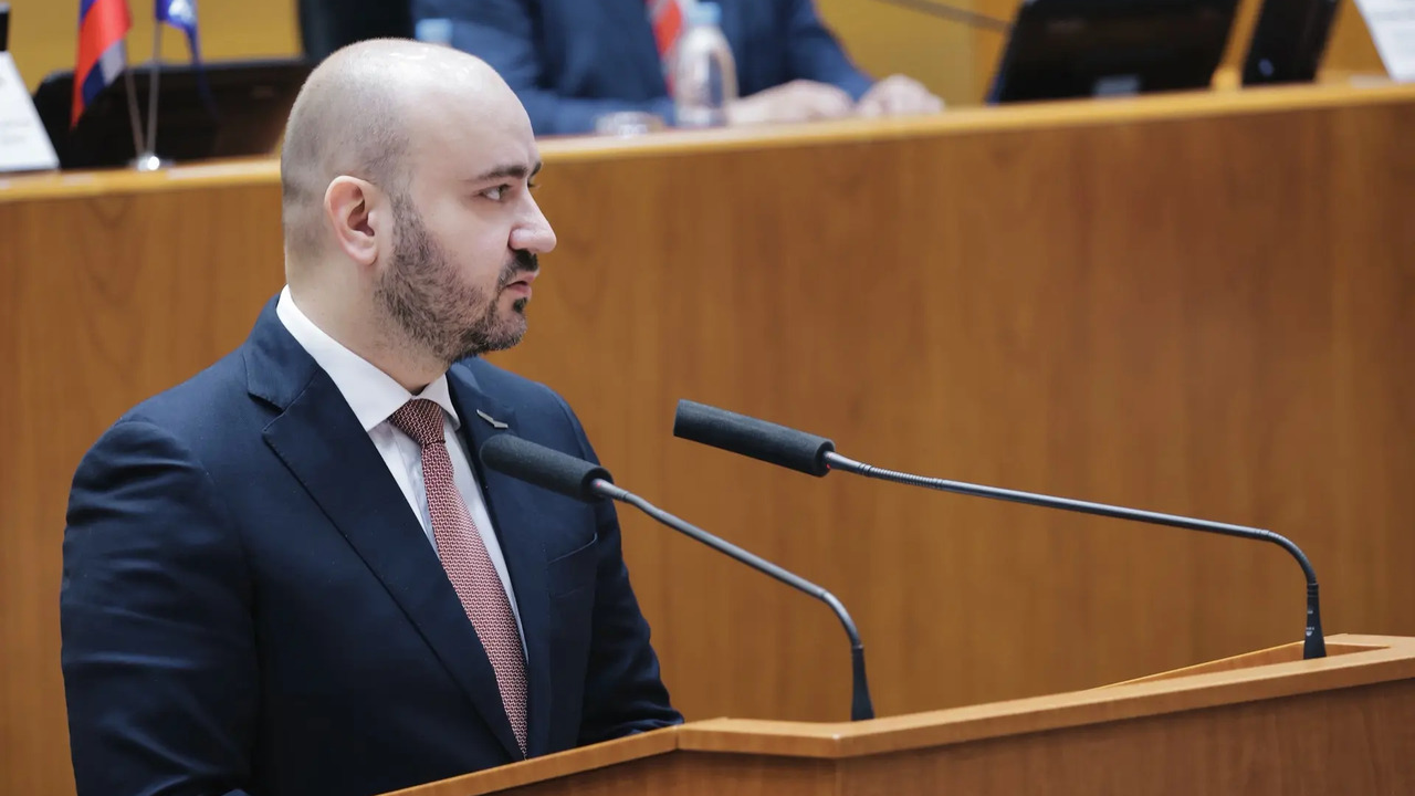 На заседании областного парламента губернатор п...