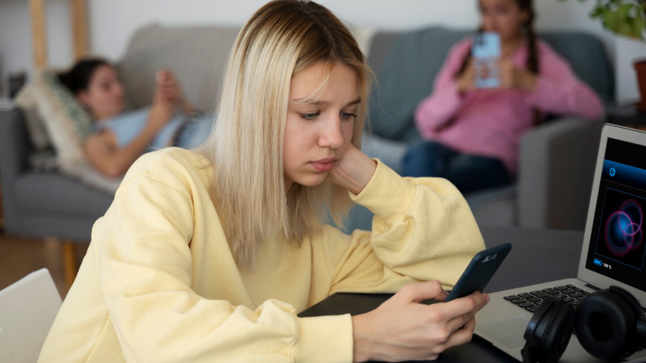 JAD: Сокращение соцсетей до часа уменьшает чувство одиночества у молодежи Исследование JAD: сокращение времени в соцсетях...