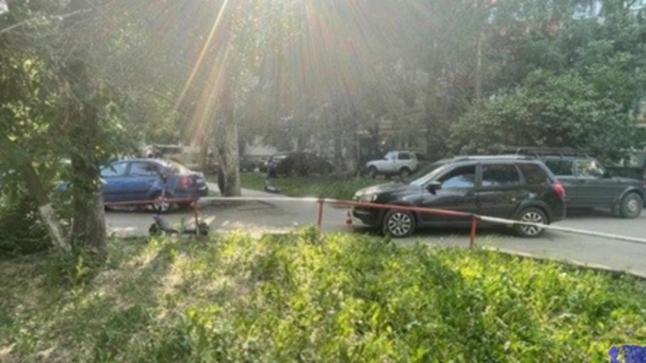Избежать ужасного было невозможно: В Самарской области подросток-самокатчик закончил свой путь Во дворе в Самаре водитель Lada Granta сбил 16-...
