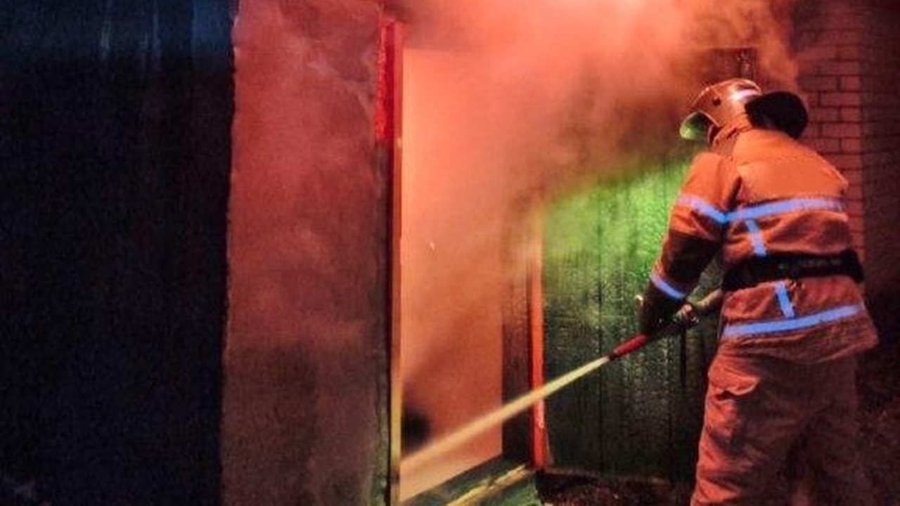 16 ноября в Шигонском районе пожарные ликвидировали пожар в жилом доме Огонь распространился на 30 квадратных метров