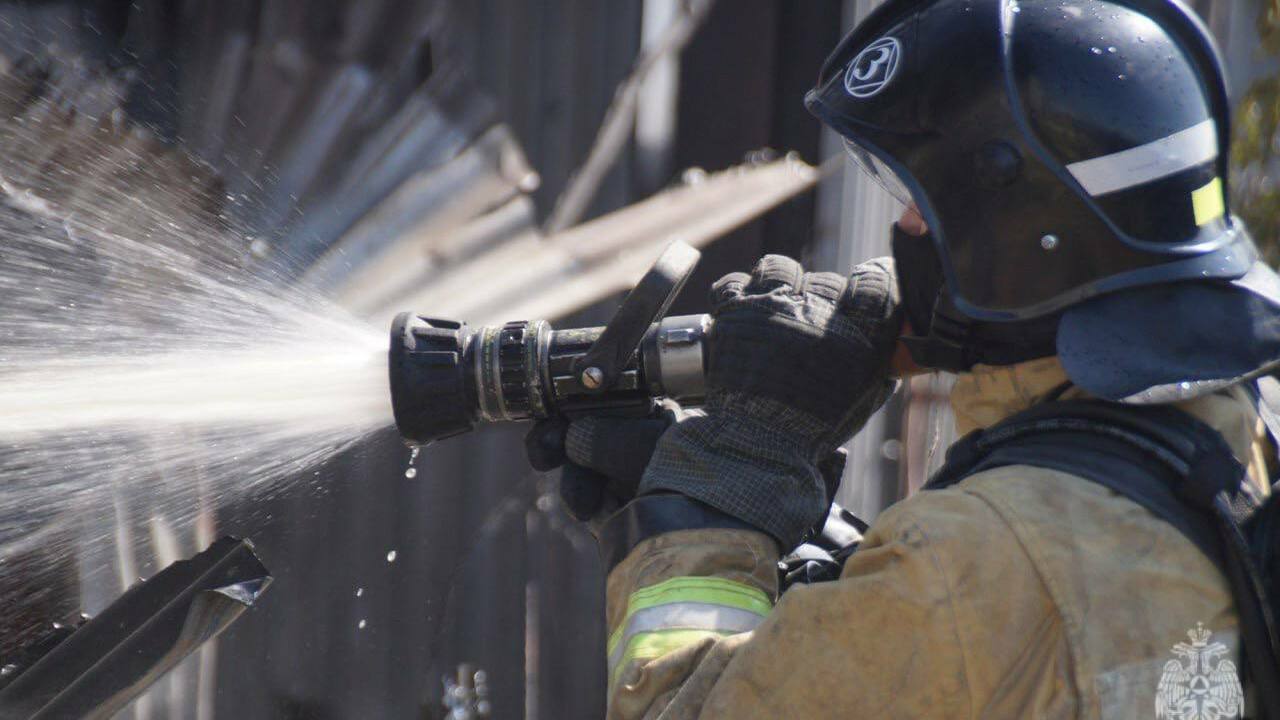 15 ноября пожарные ликвидировали крупное возгорание в Самаре, погиб один человек Горел частично расселенный дом на улице Никитин...