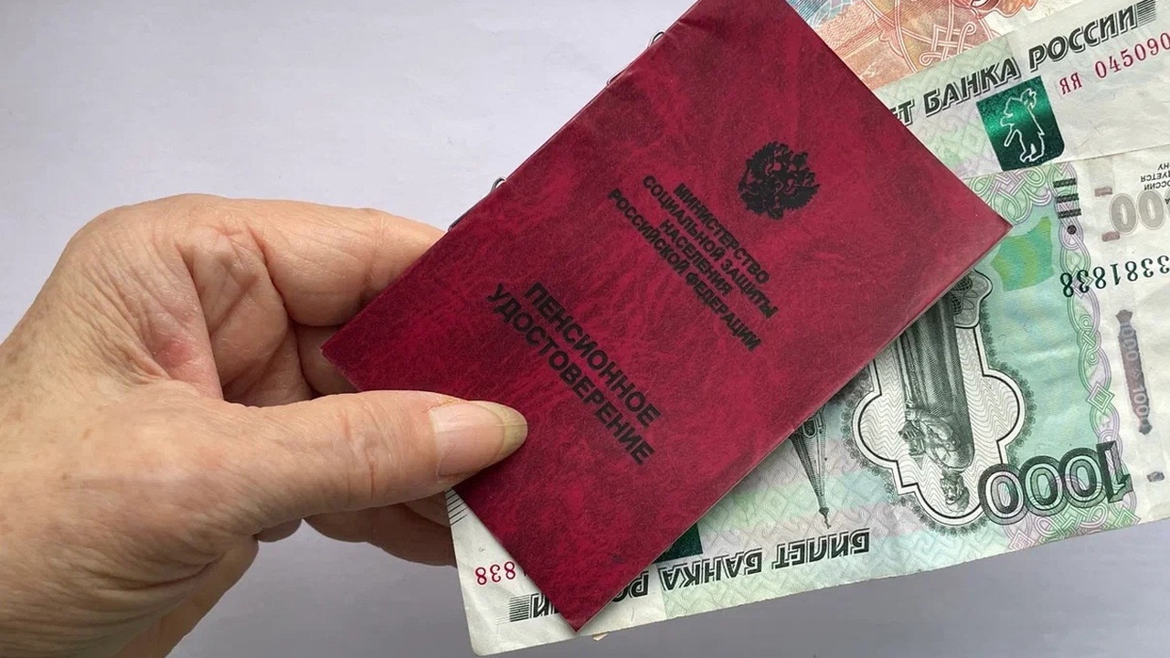 В мае сгорят все пенсионные баллы: как из-за 1 бланка в трудовой россияне лишатся пенсии Ошибки в оформлении трудовой книжки могут сыгра...