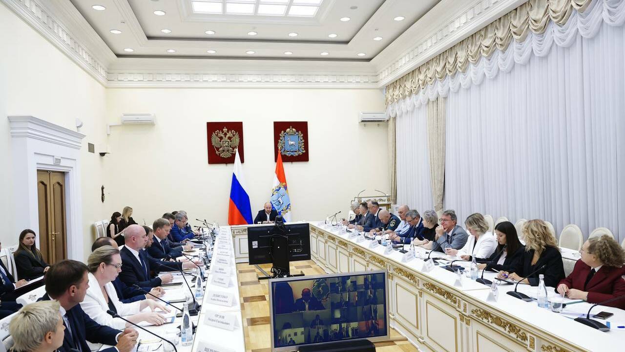 Вячеслав Федорищев на оперативном совещании рассмотрел итоги летней оздоровительной кампании, обращения граждан и эпидобстановку в регионе правительство для размещения в работе