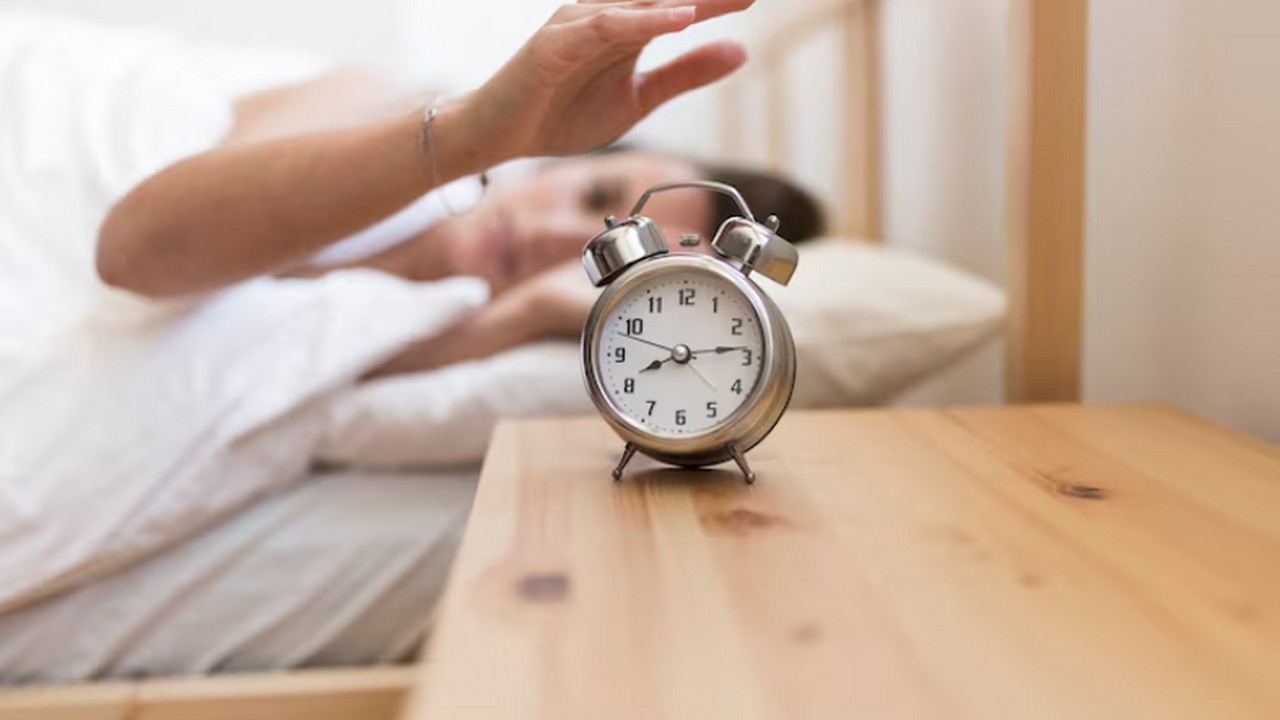 Ученые выяснили: нейроны мозга будят человека при стабильном режиме сна При достаточно стабильном режиме дня мозг перес...