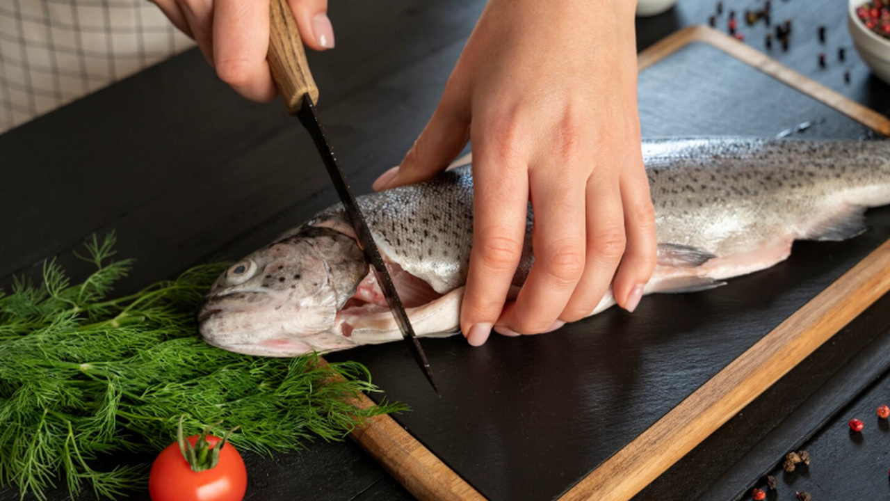 В Карелии женщина заразилась опасным паразитом после употребления рыбы При этом учёные напоминают, что риск заражения ...