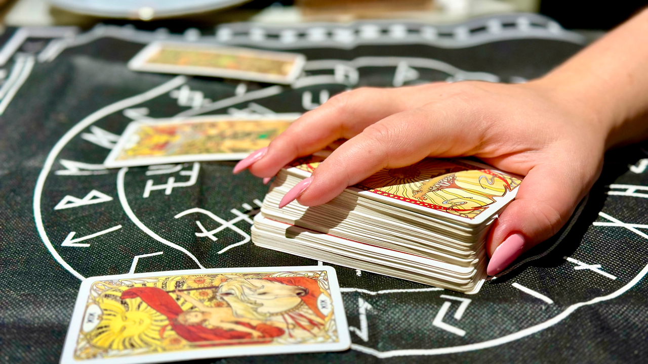 T2, российский оператор мобильной связи, проана...