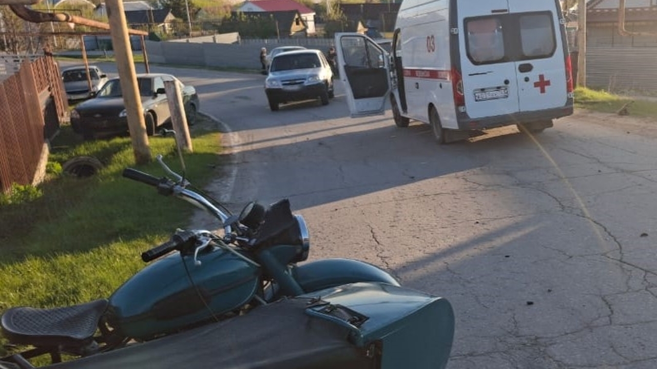 Столкнулись мотоцикл "Урал" и "Шевроле Нива"